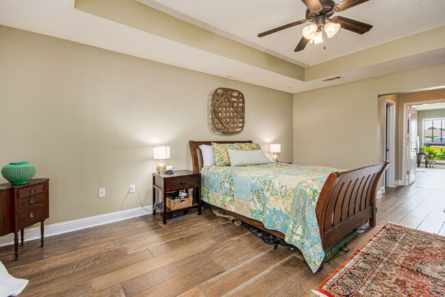 Building Photo - 5 Bed House convenient to Navarre and Hurl...