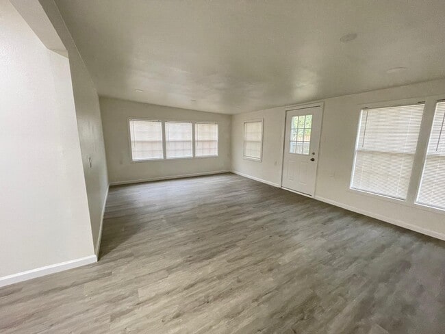 Building Photo - 2514 Garden Dr