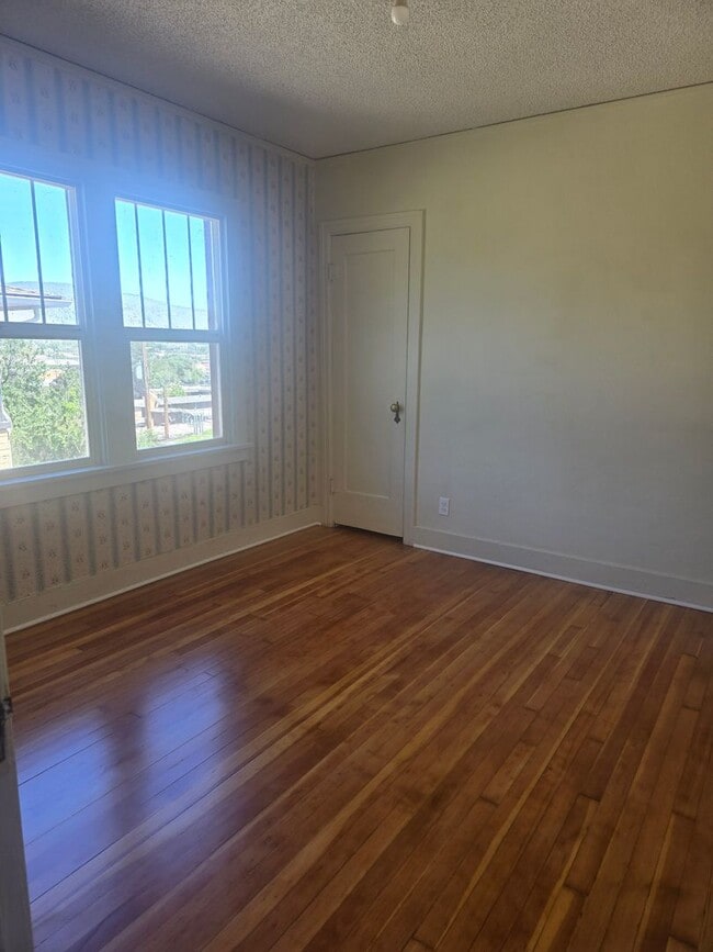 Building Photo - 4 bd 2 ba