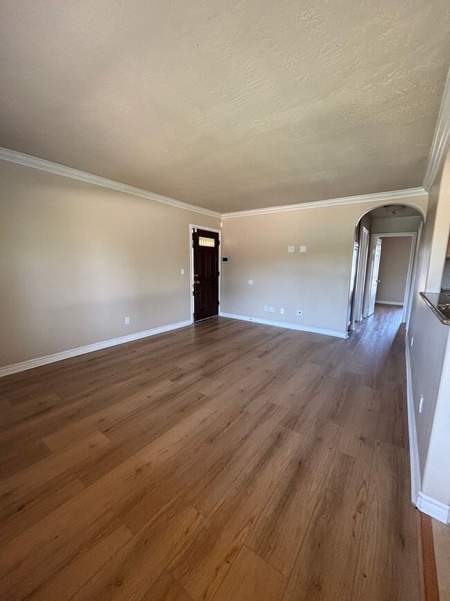 Building Photo - Charming 2 Bedroom, 1 Bathroom Apartment in a Convenient Location