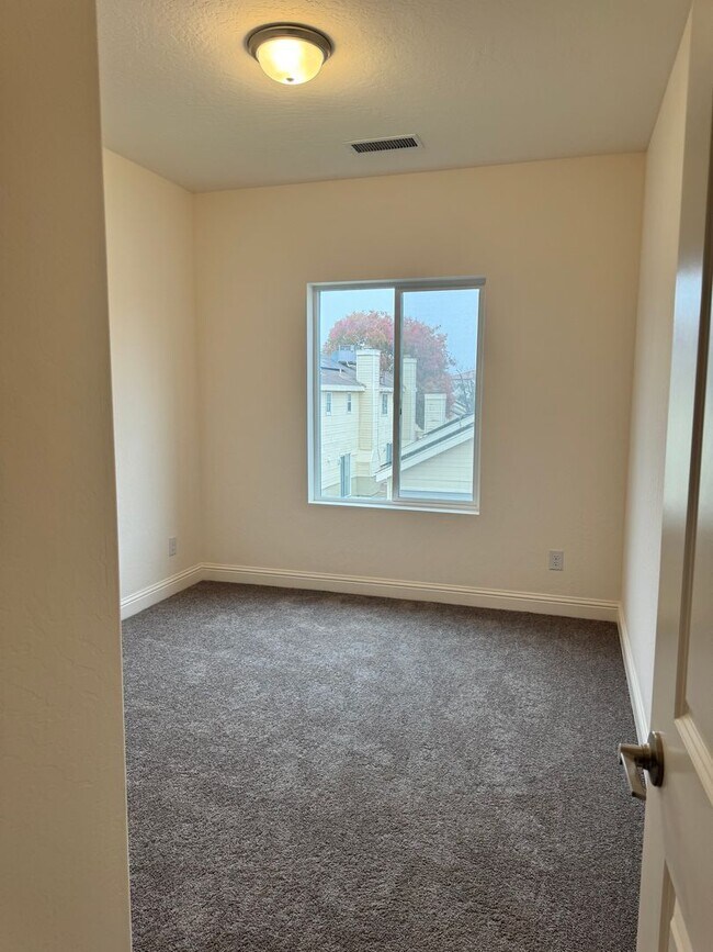 Building Photo - Single Family Home