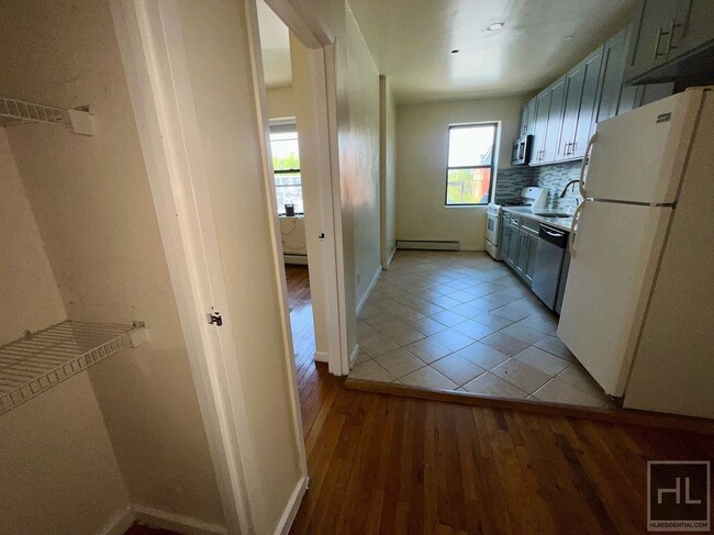 Building Photo - 5BR 1BA Historic Commerical Residential Zo...