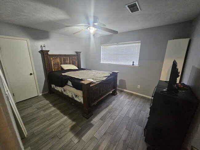 Building Photo - 1844 Rollingwood Dr