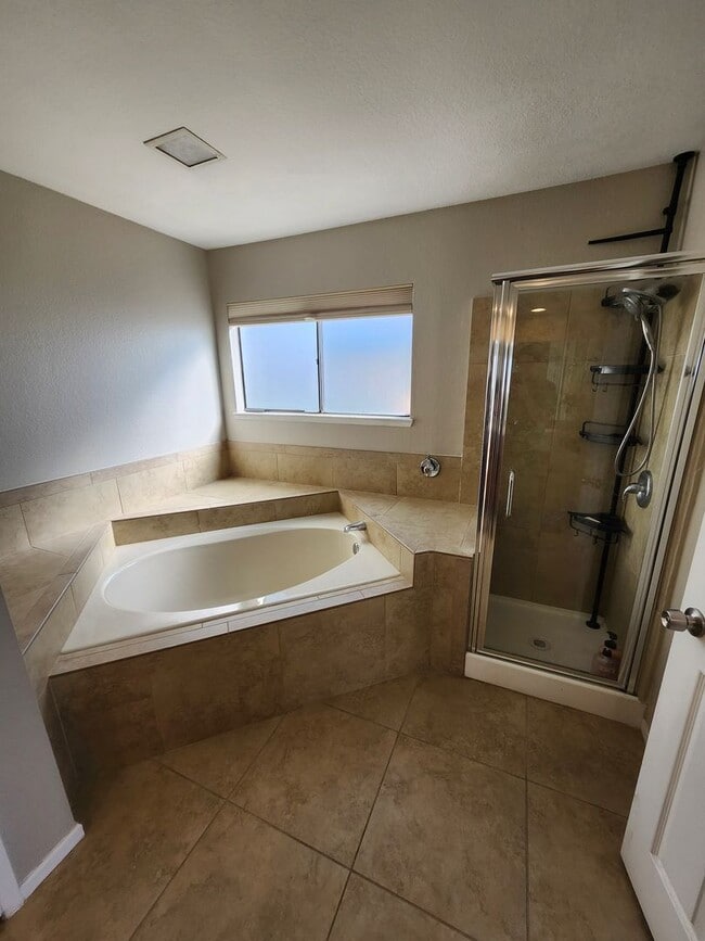 Building Photo - Charming Single-Story Home