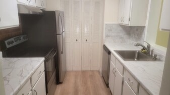 Building Photo - 25 Greentree Ln