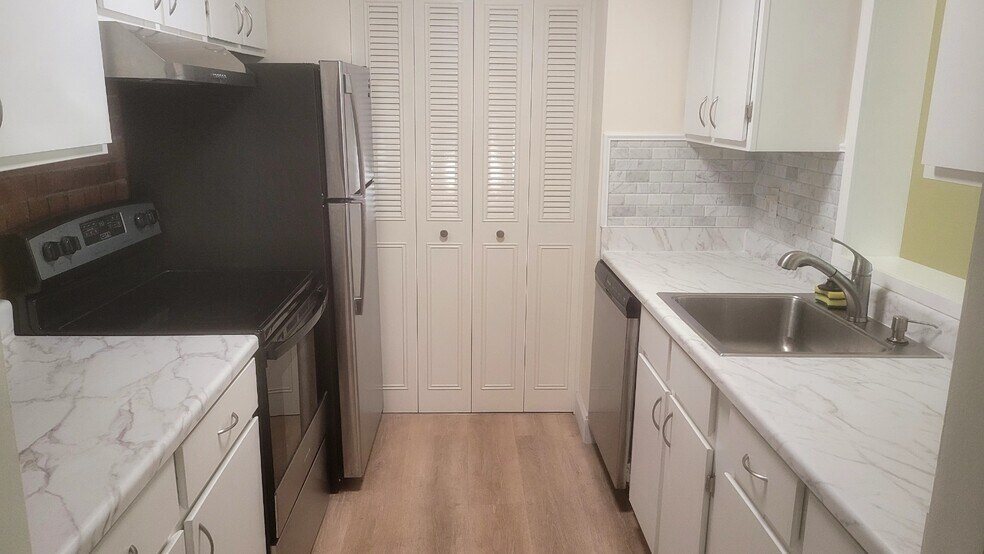 Primary Photo - 25 Greentree Ln