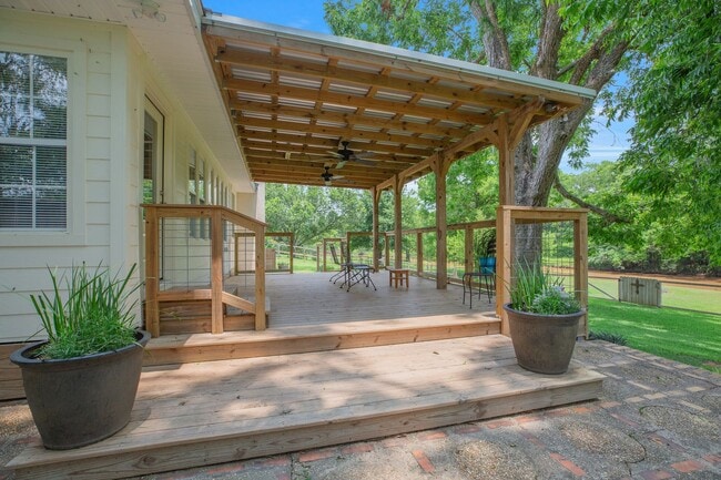 Building Photo - NOW AVAILABLE IN ARNAUDVILLE!