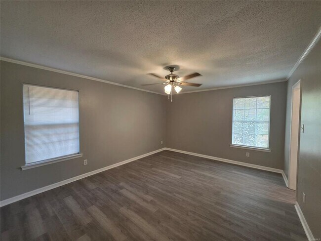 Building Photo - 744 Ledyard Pl