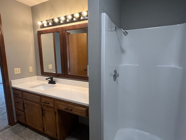 Building Photo - Quiet 3Bed / 2Bath in Sundance Estates