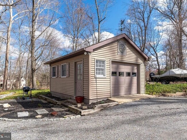 Building Photo - 1596 River Rd