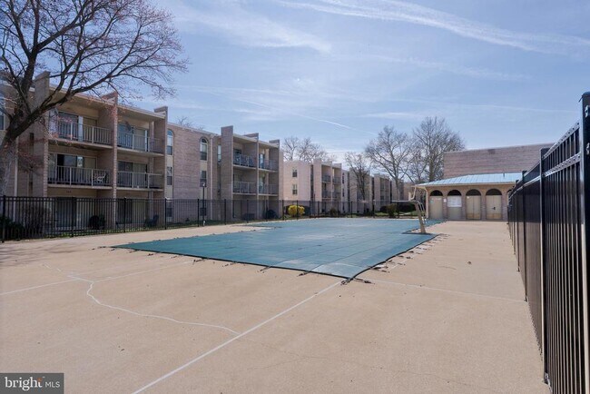 Building Photo - 37 Canterbury Square