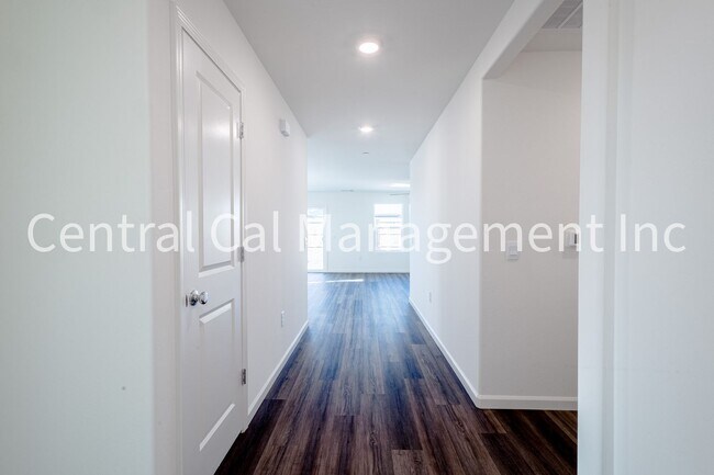 Building Photo - 4 Bedroom/2 Bath Home with Solar in the Desired Southwest - $2500 Per Month!