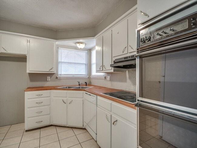 Building Photo - 5004 S Broadway Ave