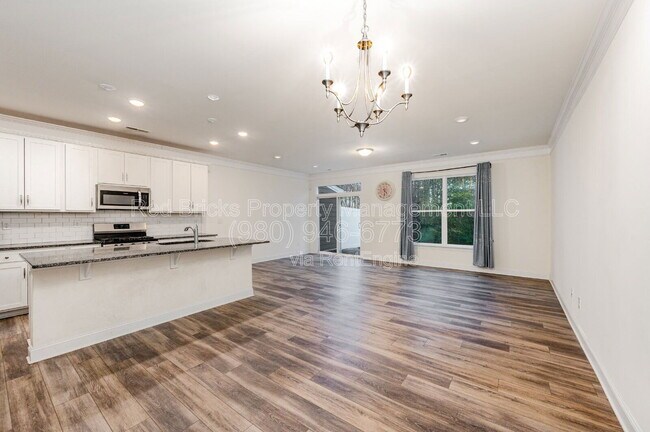 Building Photo - 8046 Saluda Dr