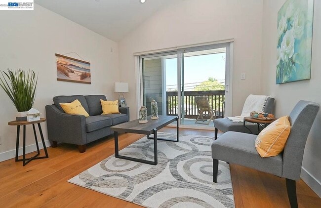 Building Photo - 3856 Vineyard Ave