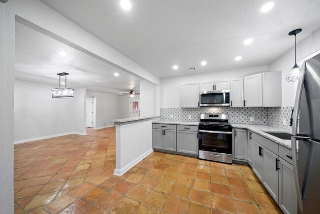 Building Photo - Charming Home Awaits: Spacious & Modern Living in a Prime Location