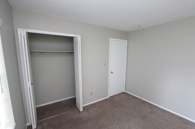 Building Photo - Lovely Home Available NOW!