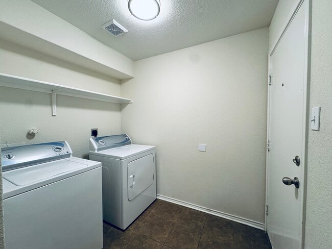 Building Photo - 1826 Strawhouse Way