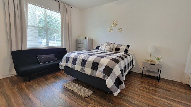 Building Photo - 6519 W Newberry Rd