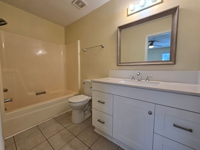 Building Photo - 2 Bedroom 2-1/2 Bathroom Townhouse Style Condo