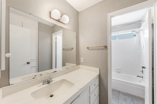 Building Photo - 13318 Queensride Ln