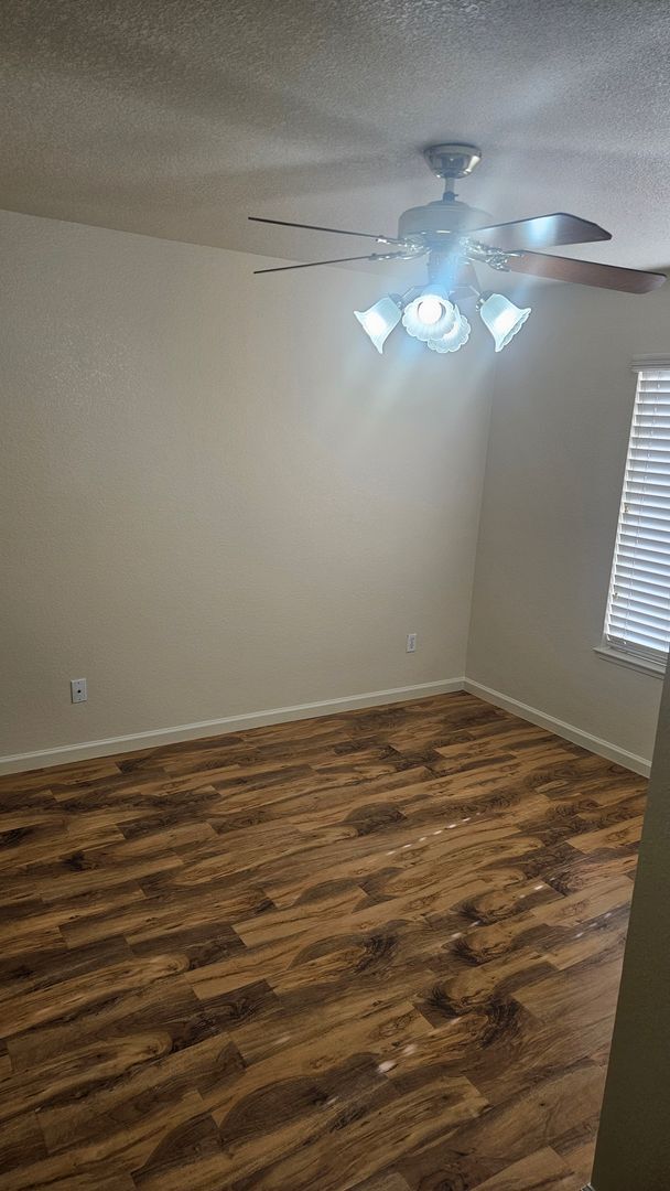 Building Photo - 4 Bedroom 2 bath Large home available Now!