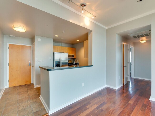 Building Photo - This move in ready condo has it all in Cha...