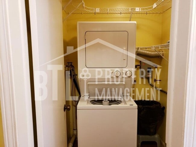 Building Photo - Cozy 1 bedroom Lake condo!!