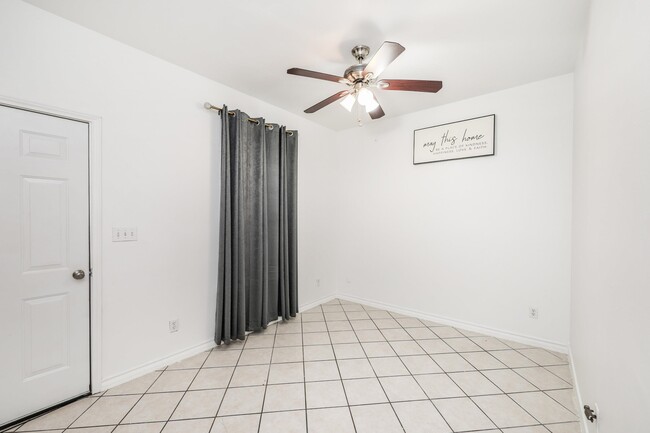 Building Photo - 1000 Ranchway Dr