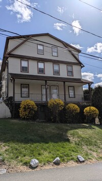 Building Photo - 144 Pine St