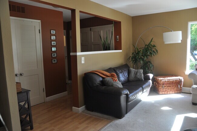 Building Photo - 5747 Clematis Dr