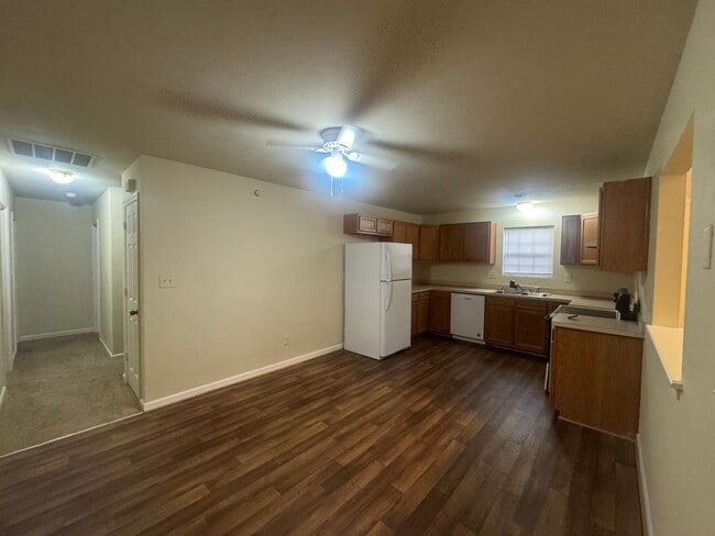 Building Photo - Cozy Private Living in Suffolk