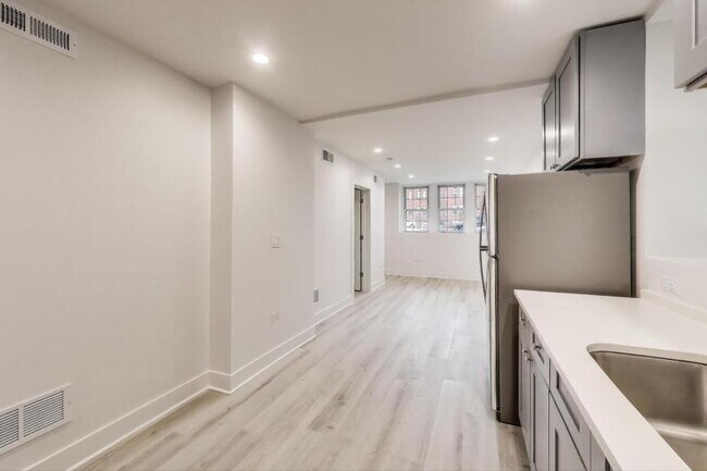 Building Photo - 3 bedroom in Chicago IL 60657