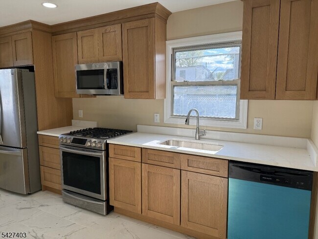 Building Photo - 595 Elm Ave