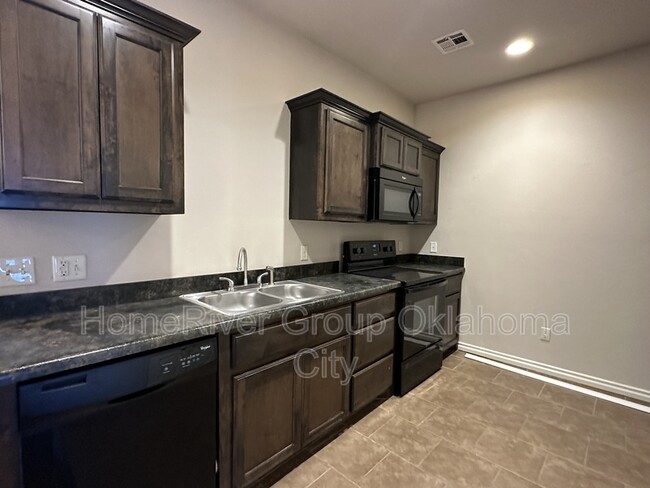 Building Photo - 922 SW 92nd St