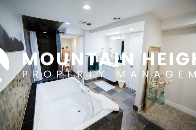 Building Photo - 8589 Kings Hill Dr