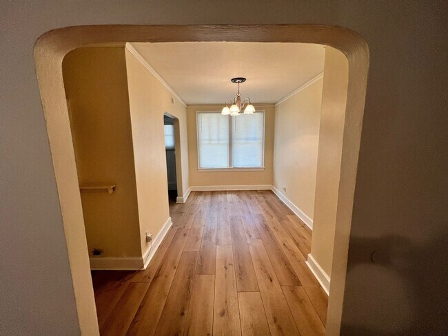 Building Photo - MOVE IN READY!