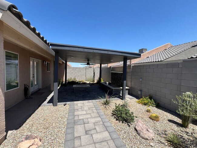 Building Photo - VERY NICE 3 BEDROOM IN DESERT SKY!