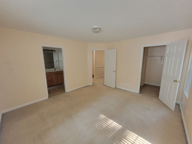 Building Photo - 142 Queensberry Ct