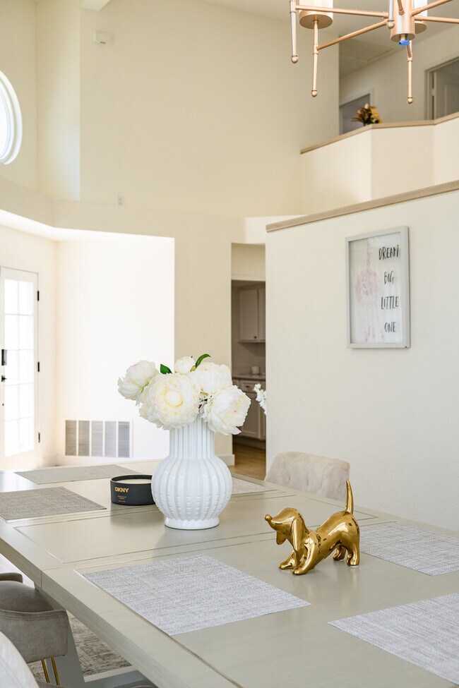 Building Photo - Luxe Spacious Home Near Parks Fully Equipped