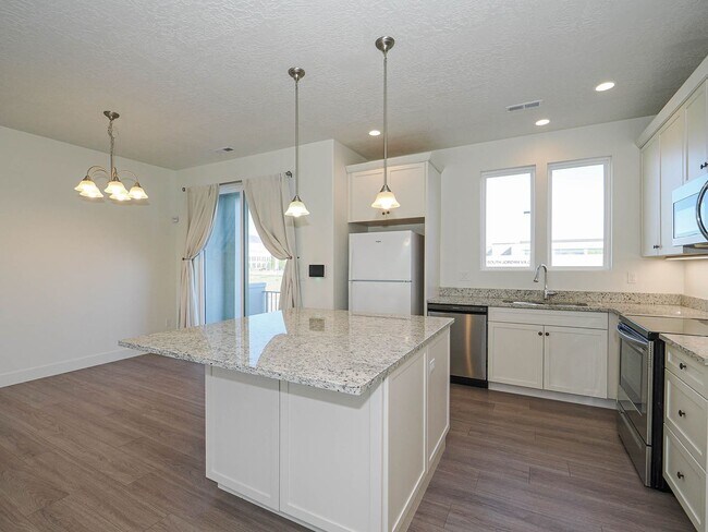 Building Photo - 3 Bedroom, 2.5 Bathroom in South Jordan