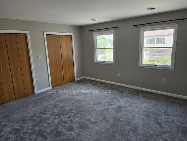 Building Photo - 2-Bedroom Townhouse w Fenced Patio, Off-Street Parking, and Easy Commute