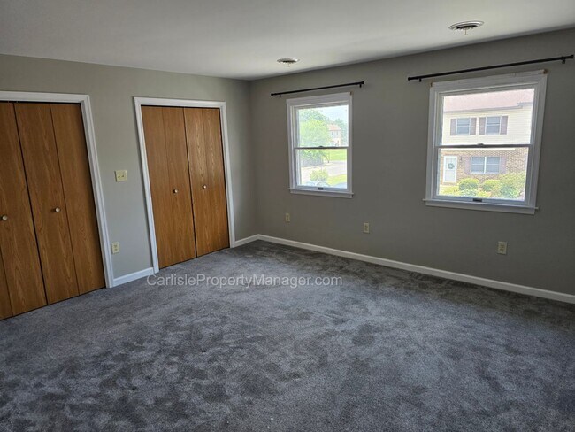 Building Photo - 2-Bedroom Townhouse w Fenced Patio, Off-Street Parking, Dishwasher, and Easy Commute