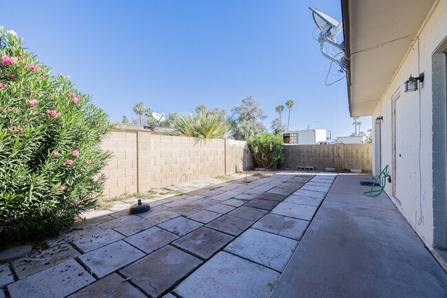 Building Photo - 2724 S Azalea Dr