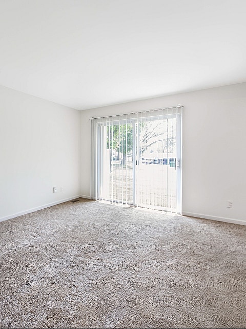 WoodsMill_Unit2-002 - Woods Mill Park Apartments & Townhomes