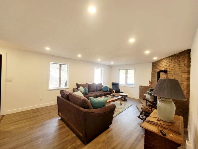 Building Photo - Spacious 4-bedroom + study home; Includes Hot tub and Pool Table - Avail. Now!