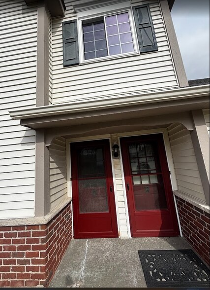 Building Photo - 542 Pewaukee Rd