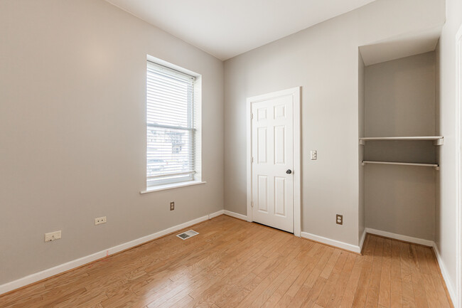 Building Photo - 2916 W Warren Blvd