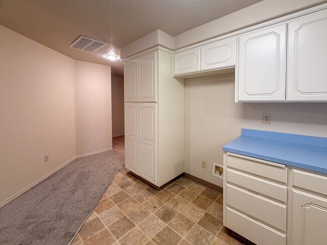 Building Photo - 3200 Lorian Ln SE