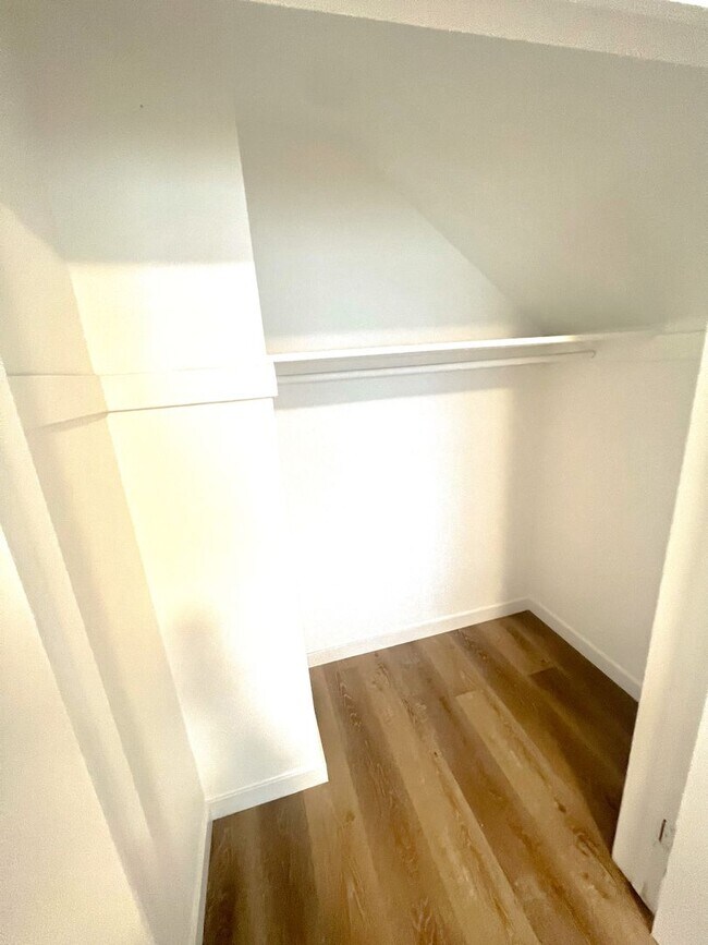 Building Photo - 10223 Dixon Ave S